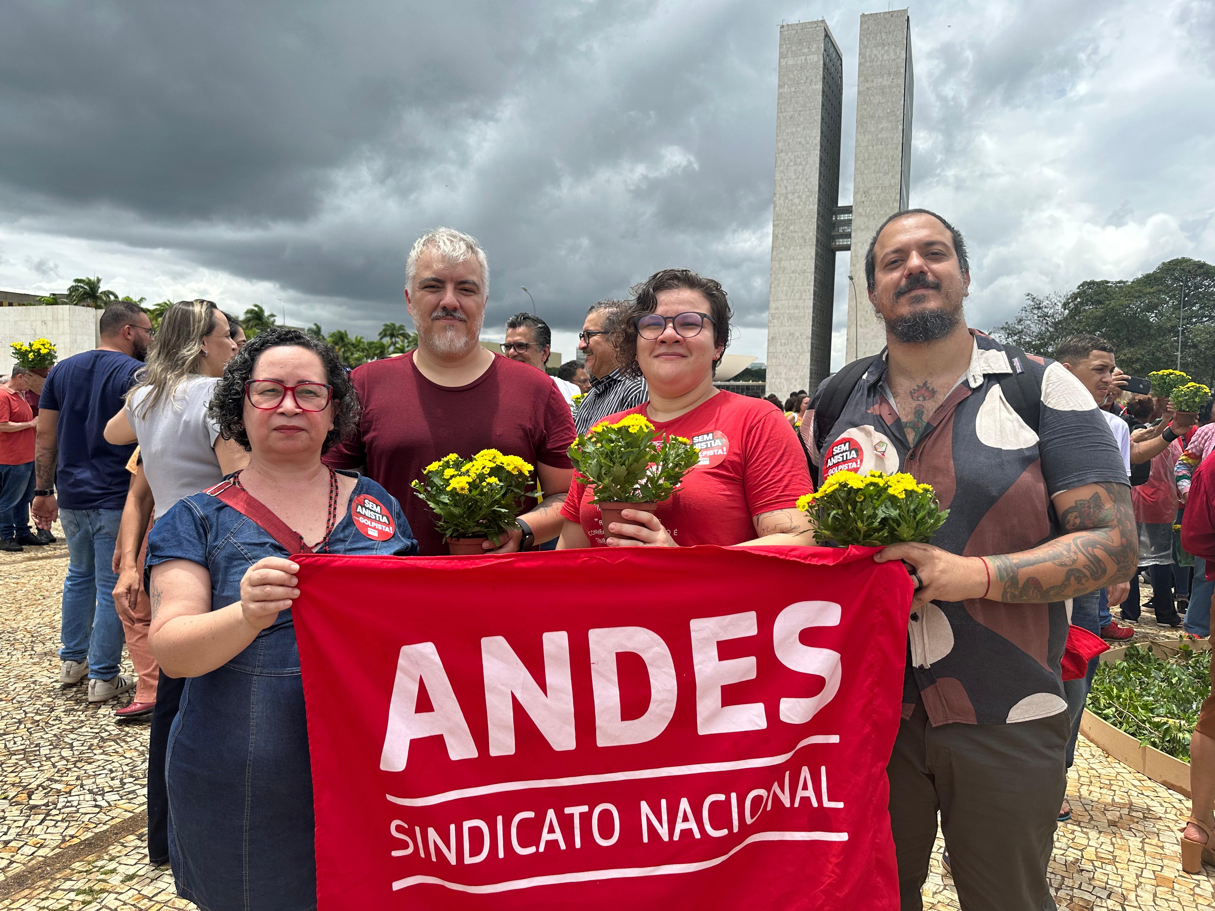 DEFESA DA DEMOCRACIA — ADUFC participa de ato em Brasília em alusão aos dois anos do 8 de janeiro